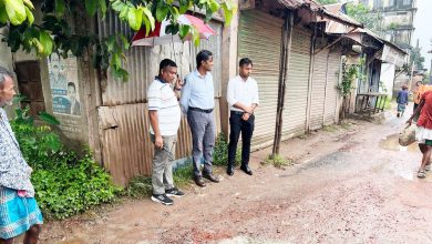 ক্ষতিগ্রস্থ সড়ক মেরামত কাজ পরিদর্শনে প্রধান নির্বাহী কর্মকর্তা