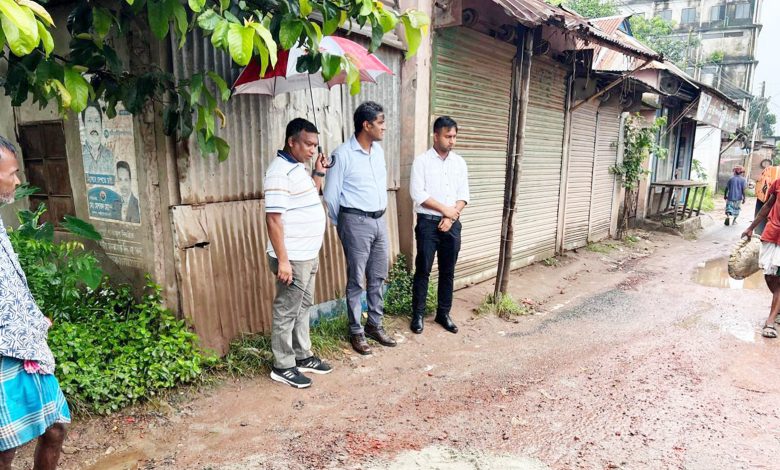 ক্ষতিগ্রস্থ সড়ক মেরামত কাজ পরিদর্শনে প্রধান নির্বাহী কর্মকর্তা