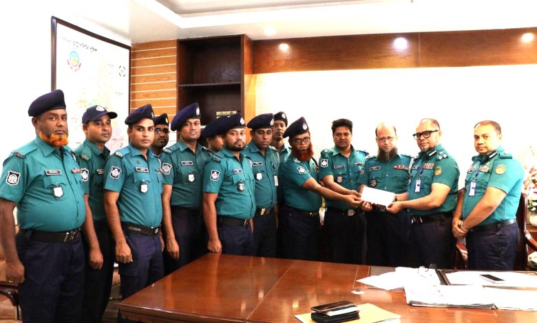 চাঞ্চল্যকর সাংবাদিক তুহিন হত্যা মামলার আসামিদের দ্রুততম সময়ে গ্রেফতার করায় পুরস্কৃত করেন!