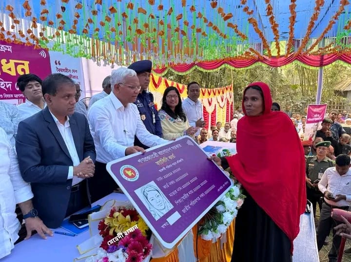 দিনাজপুর নবাবগঞ্জে ফ্যামিলি কার্ড বিতরণ কর্মসূচির শুভ উদ্বোধন।